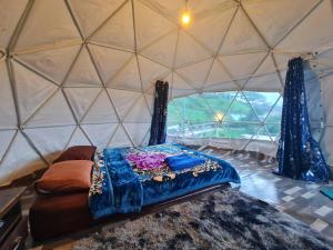 a room with a bed in a tent at มายด์โฮมสเตย์ in Mon Jam