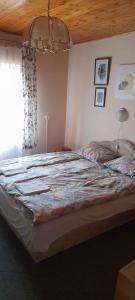 ein großes Bett in einem Schlafzimmer mit Fenster in der Unterkunft Apartment in Igal - Südtransdanubien 45335 in Igal