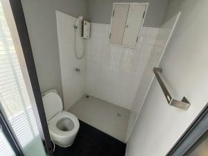 La petite salle de bains est pourvue de toilettes et d'un lavabo. dans l'établissement GO INN Suvarnabhumi Airport - โกอินน์ สนามบินสุวรรณภูมิ ลาดกระบัง 11ทับ9, à Lat Krabang