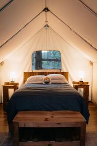 um quarto com uma cama numa tenda em Treehouse Cozy Glamping Site em Branson