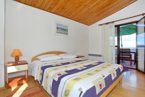 1 dormitorio con cama y vistas al océano en Apartment Tkon Rutak en Tkon