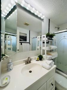 łazienka z umywalką i dużym lustrem w obiekcie Pool House Close to The Beaches! w mieście Holiday