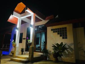 dom z roślinami przed nim w nocy w obiekcie Krabi Villa Phu Khao Private Resort w mieście Klong Muang Beach