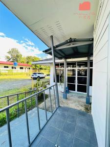 - une vue sur l'extérieur d'un bâtiment avec une terrasse couverte dans l'établissement VQ-villa1, à Kota Kinabalu