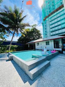 une piscine avec des marches et un bâtiment dans l'établissement VQ-villa1, à Kota Kinabalu