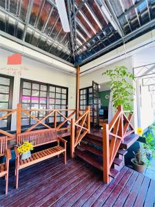 une terrasse avec bancs et escalier dans un bâtiment dans l'établissement VQ-villa1, à Kota Kinabalu
