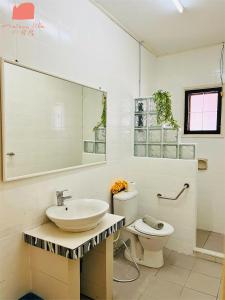 La salle de bains est pourvue d'un lavabo, de toilettes et d'un miroir. dans l'établissement VQ-villa1, à Kota Kinabalu