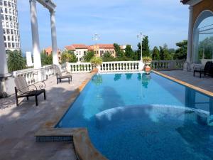 una piscina su un patio con 2 panche di Villa Primo Eyrie Khaoyai near Toscana a Ban Bung Toei