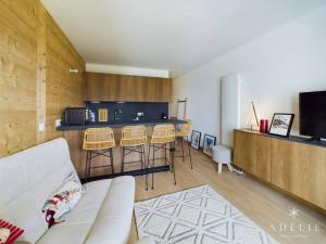 Il comprend un salon avec un canapé et une cuisine. dans l'établissement Studio Montvalezan-La Rosière, 1 pièce, 4 personnes - FR-1-398-660, à Montvalezan