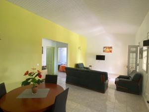 Μια τηλεόραση ή/και κέντρο ψυχαγωγίας στο Appartement 2 chambres pied dans l'eau, linge fourni - FR-1-765-6