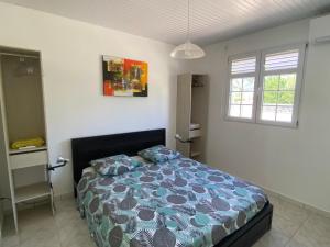 Ένα ή περισσότερα κρεβάτια σε δωμάτιο στο Appartement 2 chambres pied dans l'eau, linge fourni - FR-1-765-6