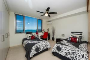 Panoramic Ocean Views 2 bed/2 bath Unit, Nelly Bay客房内的一张或多张床位