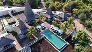 KANDORA Luxury villas في Maujawa: اطلالة جوية على منزل مع مسبح