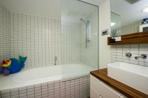 Panoramic Ocean Views 2 bed/2 bath Unit, Nelly Bay的一间浴室