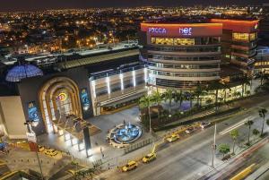 uma vista geral de um edifício à noite com carros em Torres del sol 2 em Guayaquil