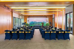 une salle de banquet avec des tables et des chaises dans une pièce dans l'établissement The Five Resort & Golf Hoang Gia Ninh Binh, à Tam Ðiệp 116 autres photos