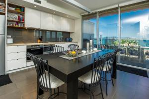 Panoramic Ocean Views 2 bed/2 bath Unit, Nelly Bay的厨房或小厨房