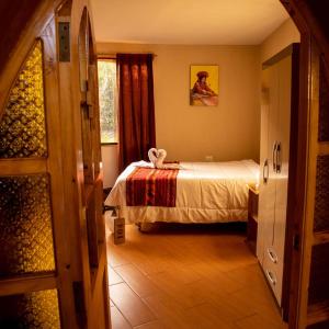 um quarto com uma cama e uma janela em Valle Andino Lodge em Urubamba