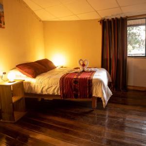 um quarto com uma cama com um bicho de peluche em Valle Andino Lodge em Urubamba