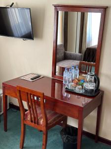 ブハラにあるInturist Hotel Classic Grand Bukharaのホテルの部屋のテーブル(ボトル入り飲料水付)
