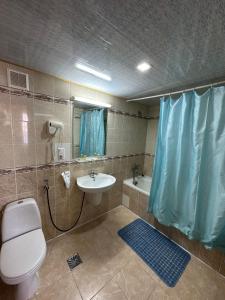 ブハラにあるInturist Hotel Classic Grand Bukharaのバスルーム(トイレ、洗面台、シャワー付)
