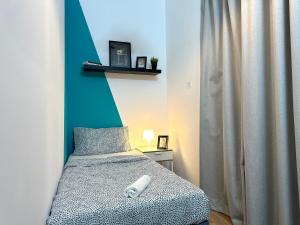 Postel nebo postele na pokoji v ubytování Cityview Partition Room with Balcony in Tecom
