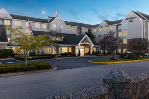 une représentation de l'avant d'un hôtel dans l'établissement Residence Inn Providence Coventry, à Spring Lake