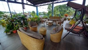 een patio met stoelen en een tafel met planten bij Keen's Place in Puerto Princesa City