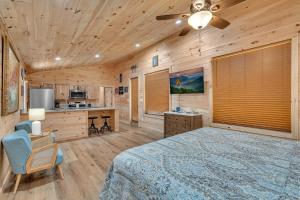 Nhà bếp/bếp nhỏ tại Honeybee Cottage , Pickleball Court, Creek, WIFI, Mountain Views, Starting at 69