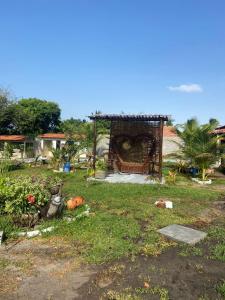 um jardim com um grande portão na relva em POUSADA ALLES em Santo Amaro