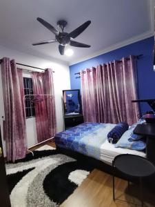 a bedroom with a bed and a ceiling fan at Homestay Temerloh Jaya in Temerloh