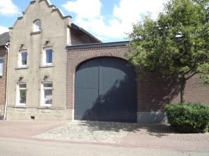 una gran puerta de garaje en un edificio de ladrillo en De Moolt Vakantiewoningen en Eckelrade