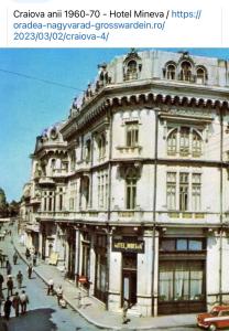 een oude foto van een gebouw in een stadsstraat bij Vintage Apartament Ultracentral in Craiova