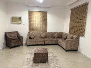 sala de estar con sofá y 2 sillas en شقق مطله على مسجد قباء, en Medina