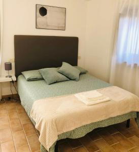 una camera da letto con letto, lenzuola e cuscini verdi di Dieci7 a Montefiascone