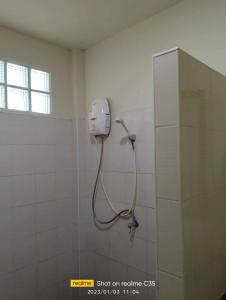 eine Dusche im gefliesten Bad mit Dusche in der Unterkunft 2 one bedroom houses 400 meters from the deach in Nathon Bay