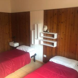 2 camas en una habitación con paneles de madera en nel cuore della città, en Urbania