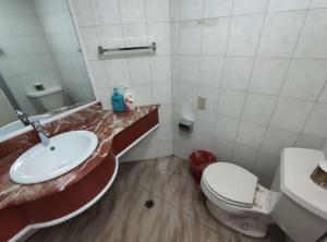 上海市にあるiNestin Shanghai Apt Lujiazuiのバスルーム(洗面台、トイレ付)