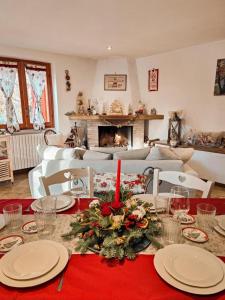 Sala de estar con mesa y centro de Navidad en Il Bosco e Il Borgo Guest House Subiaco, en Subiaco