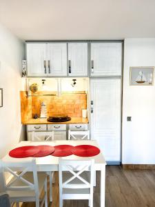 Appartement Port Grimaud 2/4 pers avec grande terrasse tesisinde mutfak veya mini mutfak