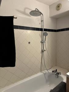 La salle de bains est pourvue d'une douche et d'une baignoire. dans l'établissement Appartement Port Grimaud 2/4 pers avec grande terrasse, à Grimaud