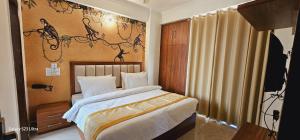 1 dormitorio con 1 cama grande en una habitación en The Grand ND Resort- Kanha Tulsi Heights Behind Prem Mandir, en Vrindāvan