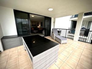Rõdu või terrass majutusasutuses Serene 3BR Beachfront Retreat, Relax & Reconnect