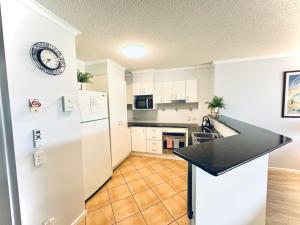 Köök või kööginurk majutusasutuses Serene 3BR Beachfront Retreat, Relax & Reconnect