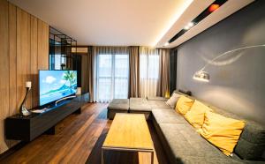 sala de estar con sofá y TV de pantalla plana en Riverside luxury panorama home - SmartTV, FastWiFi, en Budapest