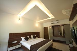 A bed or beds in a room at jungle view resort