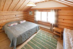 a bedroom with a bed and a window at Tervalepikon Torpat in Sysmä