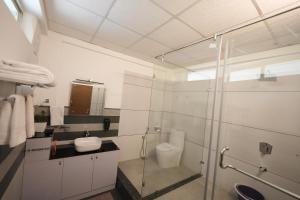 A bathroom at jungle view resort