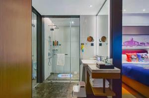 Bilik mandi di Hampton by Hilton Dongguan Central Plaza
