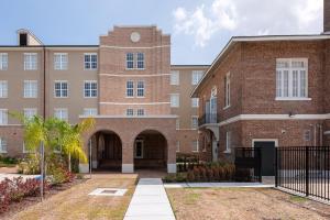 un edificio de ladrillo con una puerta delante de él en Holy Angels Bywater Hotel and Residences, en Nueva Orleans